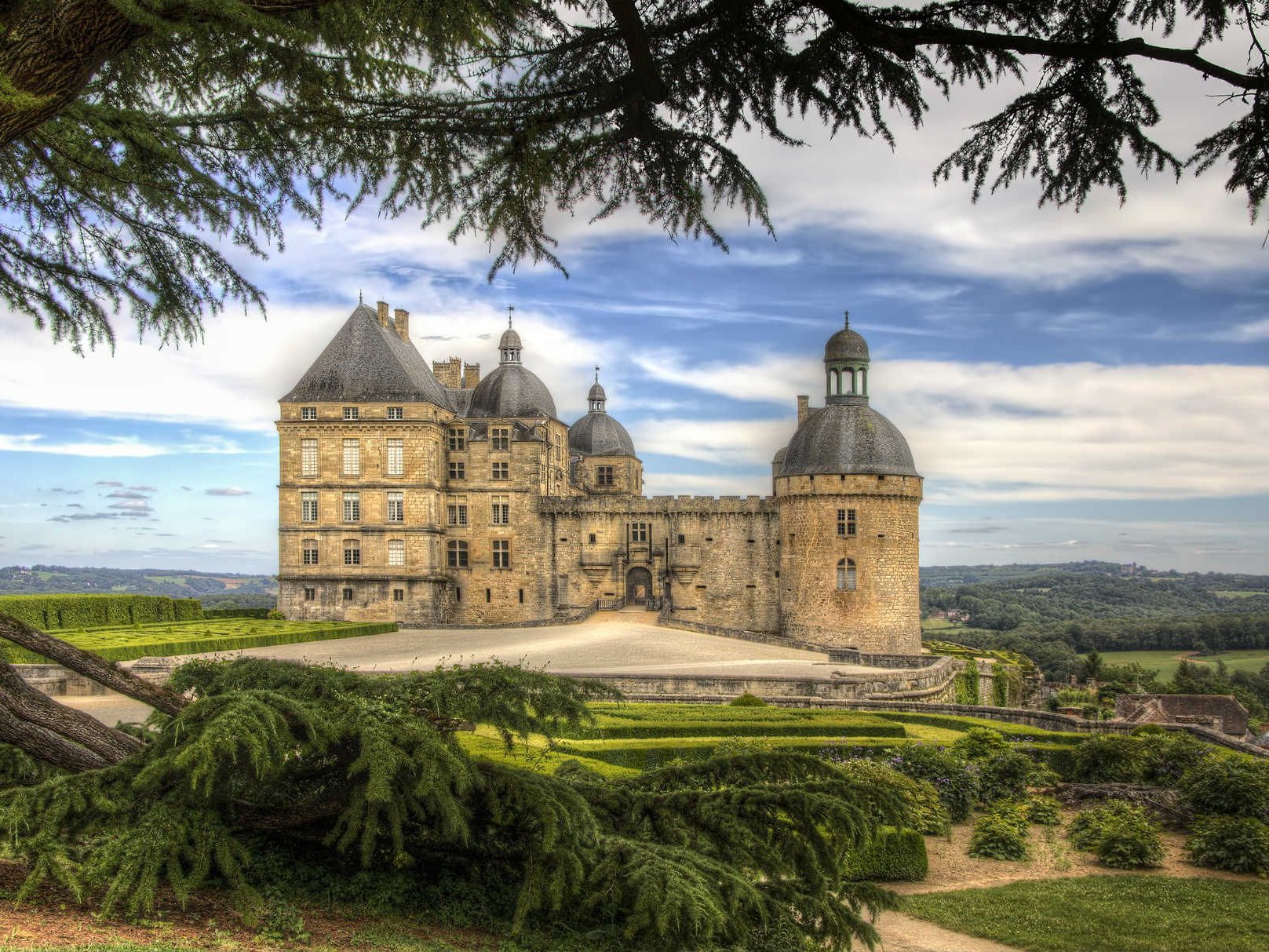 castle-hautefort-dordogne-france-shutterstock_133553864_5384b7c6ab